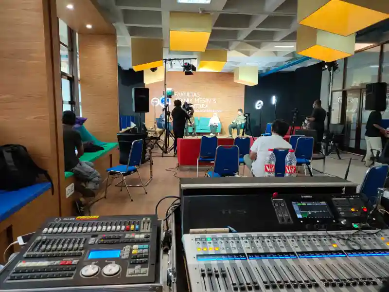 Tim teknis menyiapkan sound system untuk event di Bandung